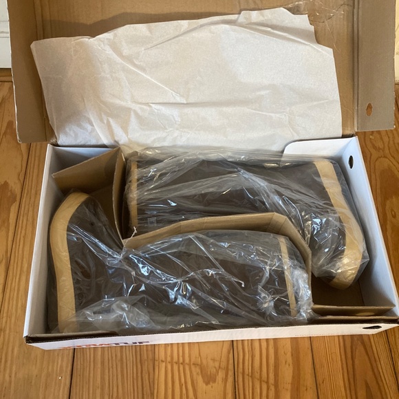 Xtratuf Salmon Sisters Mermaid Life Rainboot size 6 - Picture 5 of 5